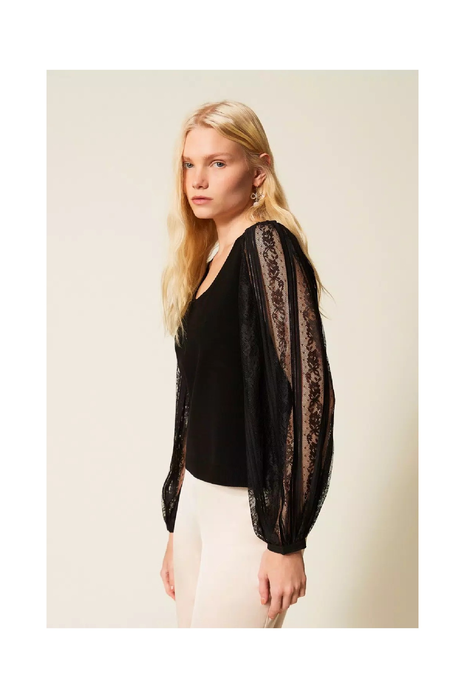 MAGLIA CON MANICHE IN PIZZO TWINSET