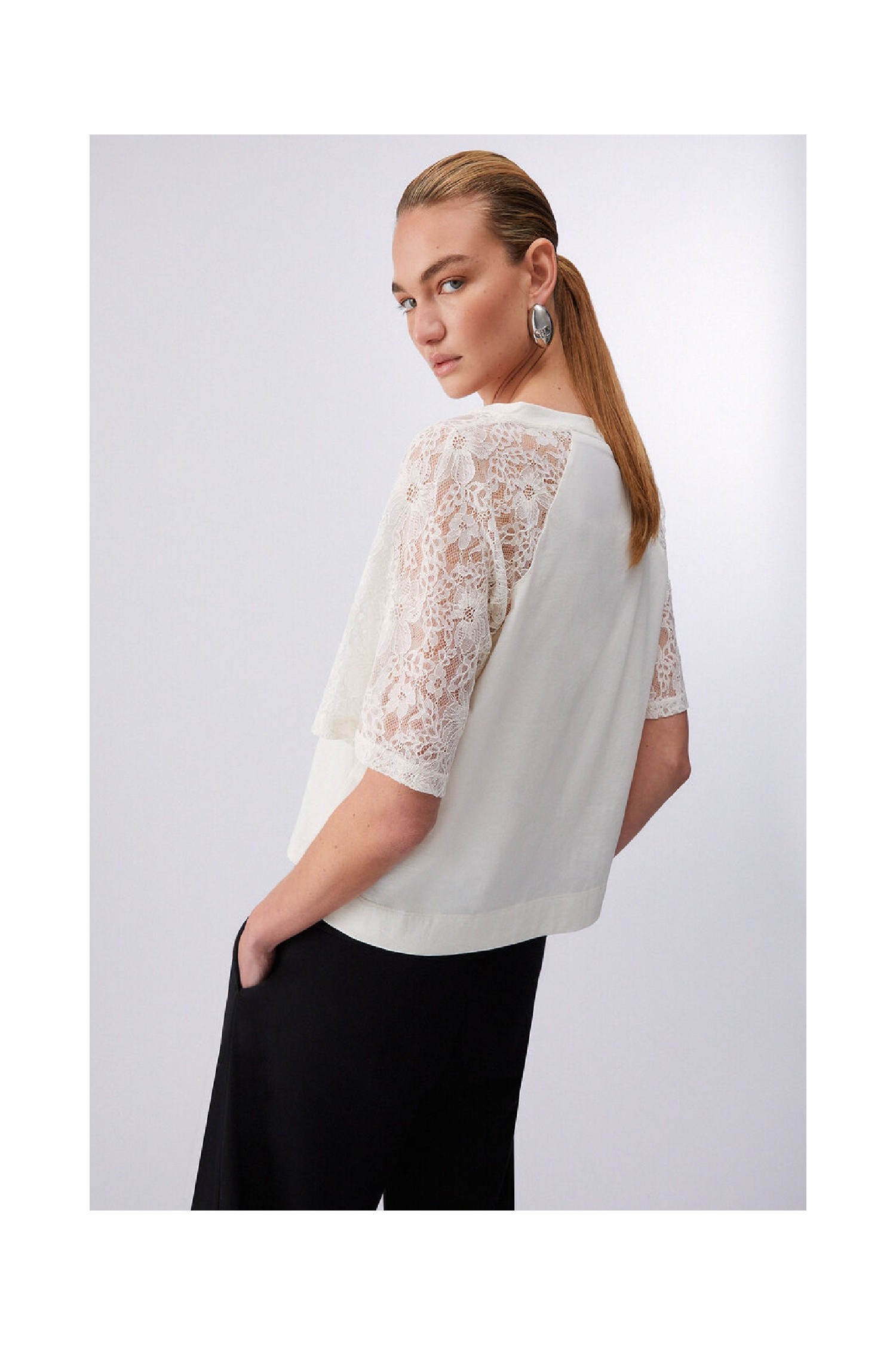 T-SHIRT  CON DETTAGLI IN PIZZO LIU JO