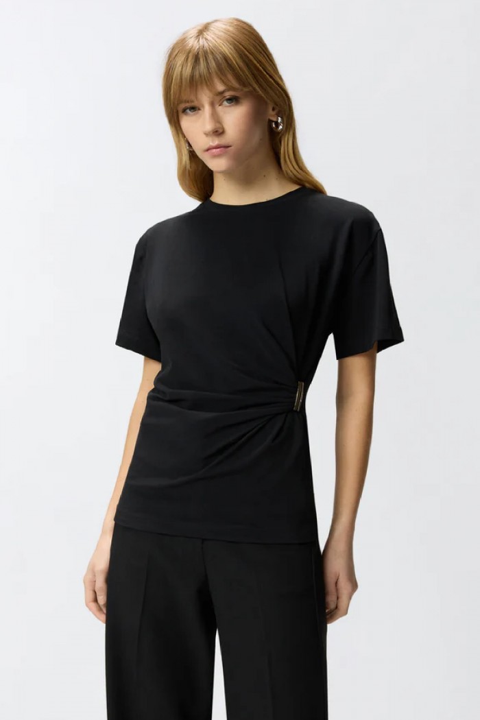 T SHIRT CON DRAPPEGGIO E DETTAGLIO DORATO PINKO