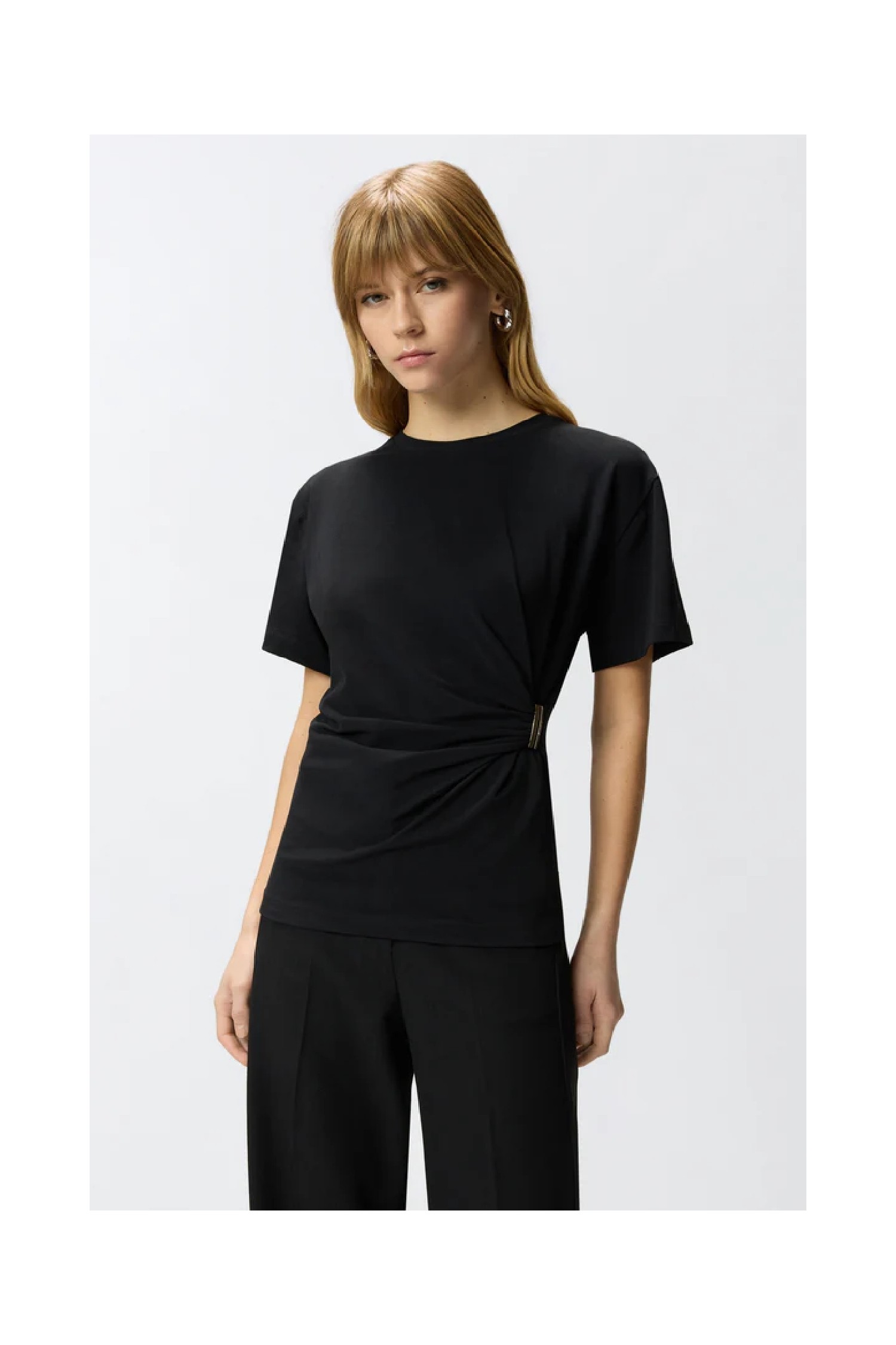 T SHIRT CON DRAPPEGGIO E DETTAGLIO DORATO PINKO