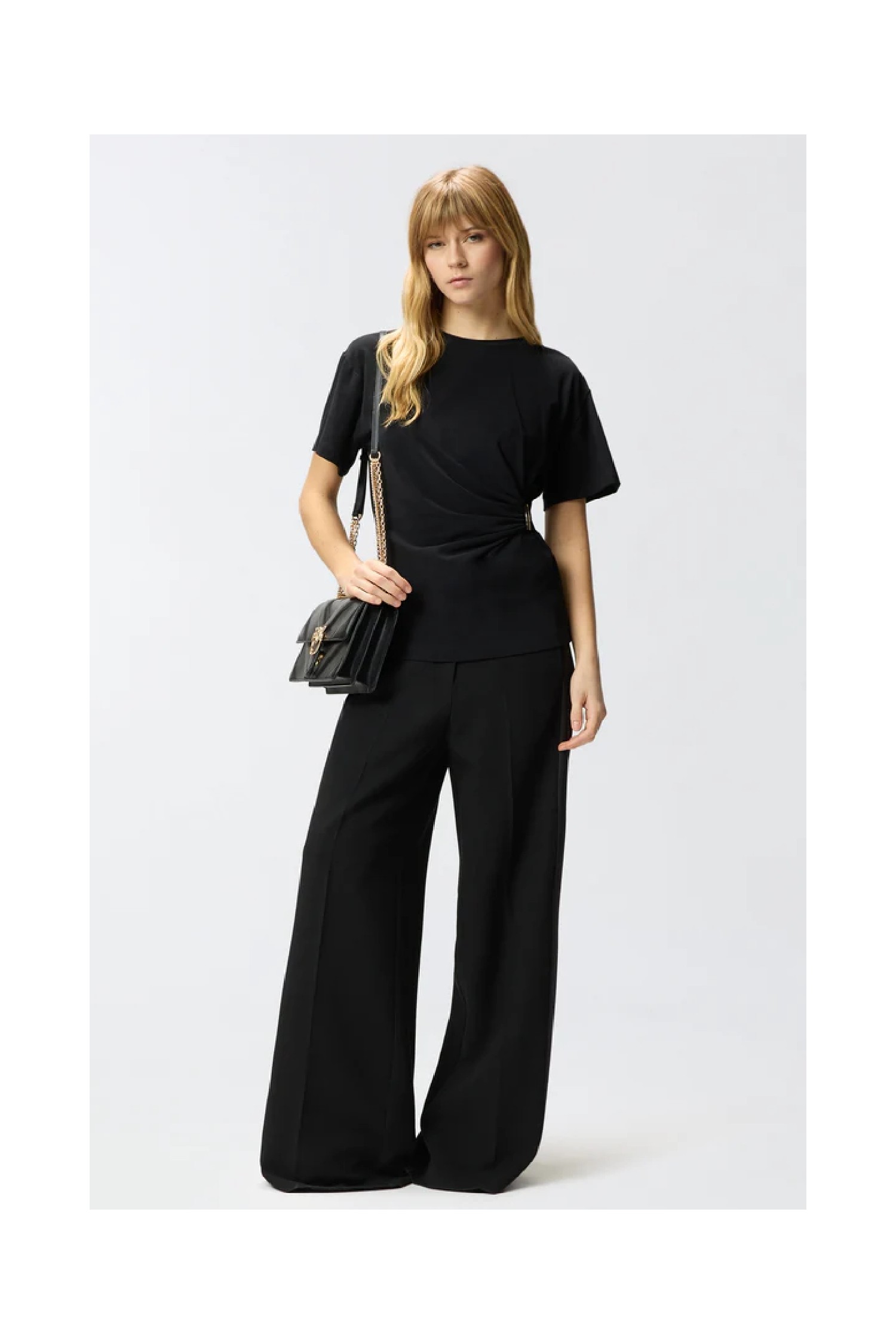 T SHIRT CON DRAPPEGGIO E DETTAGLIO DORATO PINKO