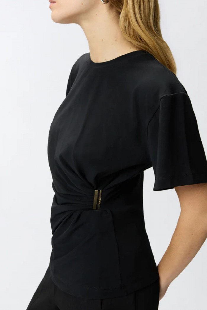 T SHIRT CON DRAPPEGGIO E DETTAGLIO DORATO PINKO