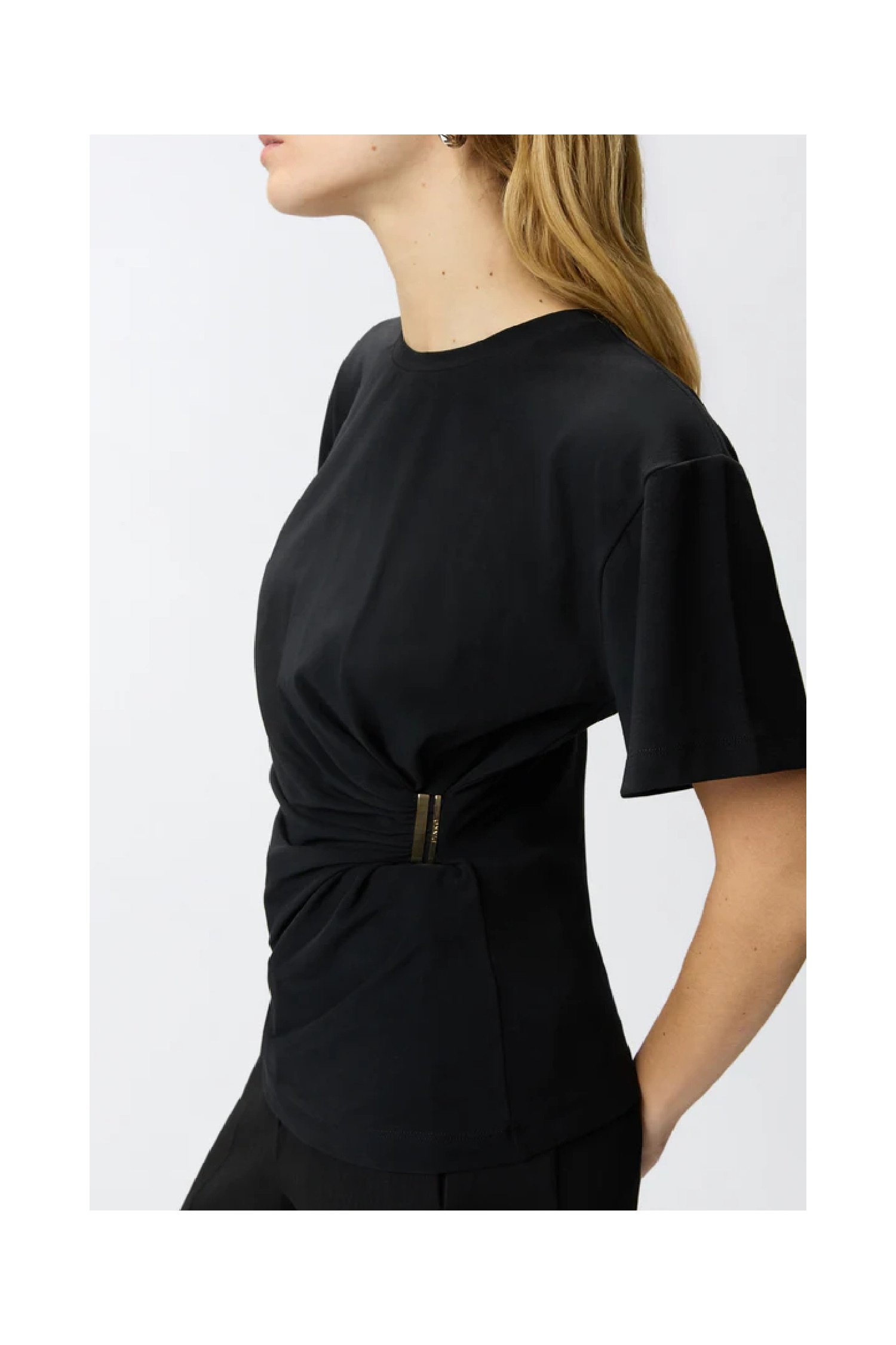 T SHIRT CON DRAPPEGGIO E DETTAGLIO DORATO PINKO