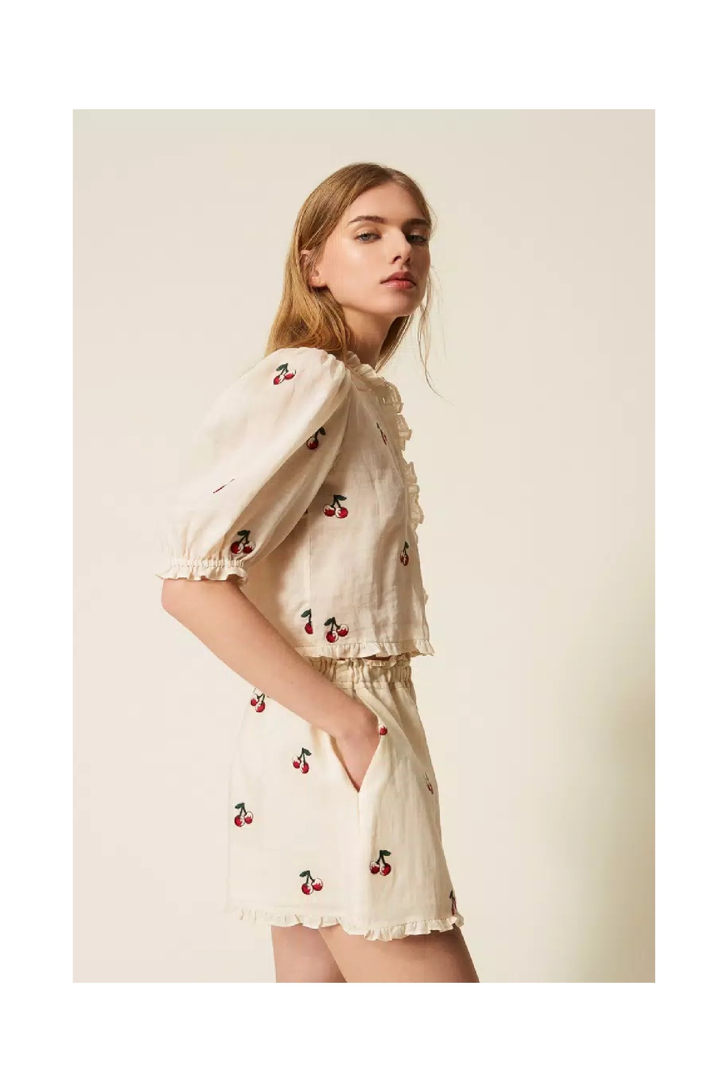 CAMICIA CROPPED IN RAMIE' CON RICAMO CILIEGIE TWINSET